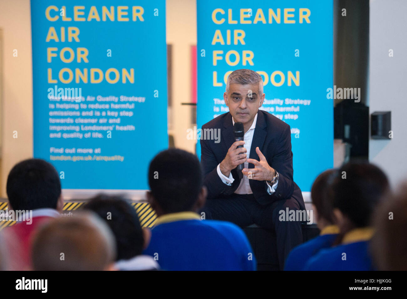 Bürgermeister von London Sadiq Khan spricht Schülerinnen und Schüler aus St Luke's CE Schule in Tower Hamlets, East London, nachdem sie ihm einen Brief reichte, unterzeichnet von mehr als hundert Schulleiter bat ihn der Hauptstadt Kinder vor Luftverschmutzung zu schützen. Stockfoto