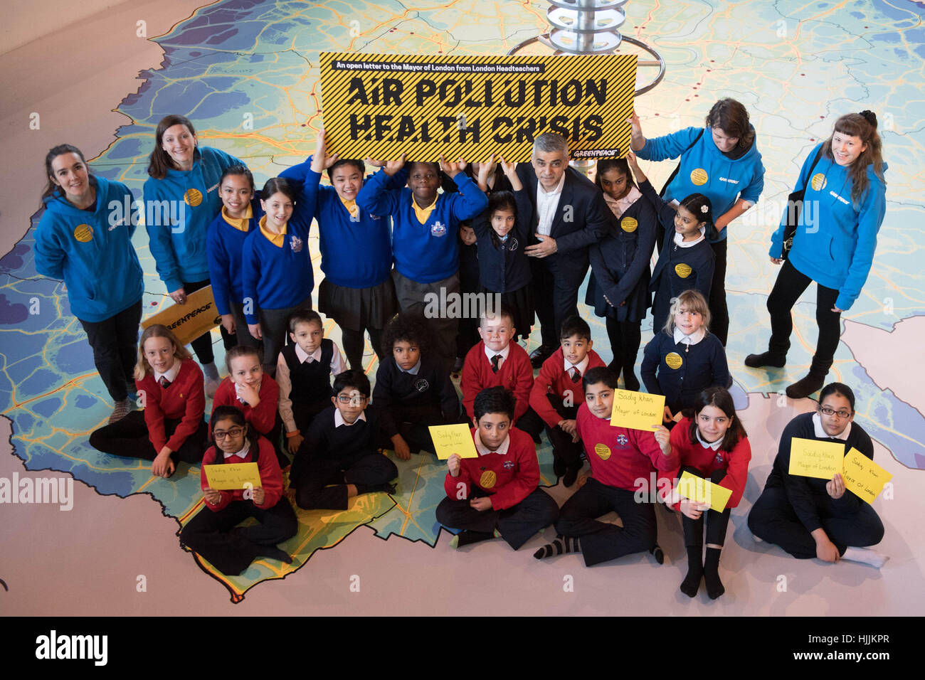Schülerinnen und Schüler aus St Luke's CE Schule in Tower Hamlets, Ostlondon, Hand einen Brief an Bürgermeister von London Sadiq Khan unterzeichnet von mehr als hundert Schulleiter bat ihn der Hauptstadt Kinder vor Luftverschmutzung zu schützen. Stockfoto