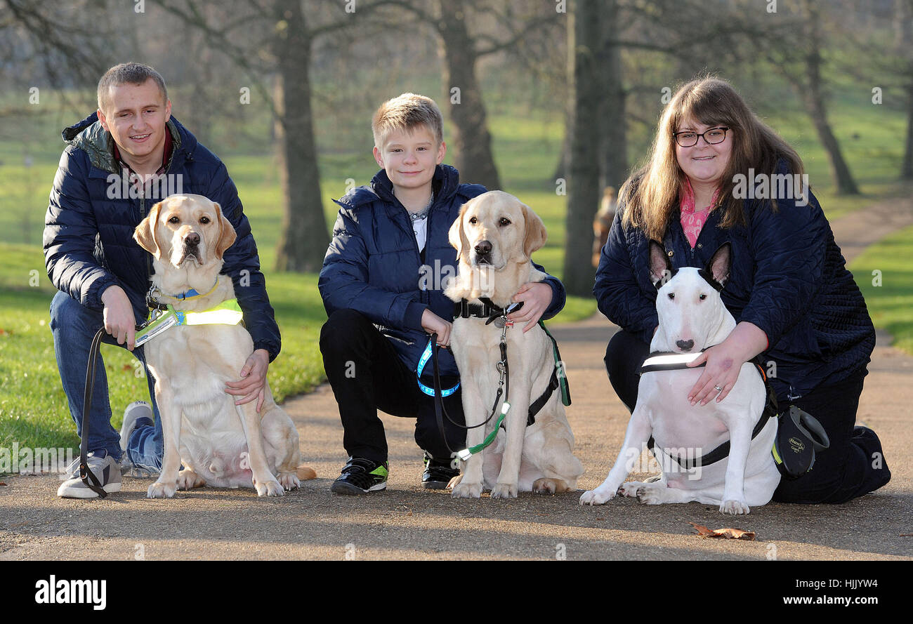 links nach rechts) Führen Sie Nathan Edge, 22, aus North Hykeham,  Lincolnshire, mit Hudson, seinem Labrador Retriever Hund, Joel Sawyer, 13  von Newquay, Cornwall, mit Caddie, seinem Labrador Apportierhund  Begleithund und Sally