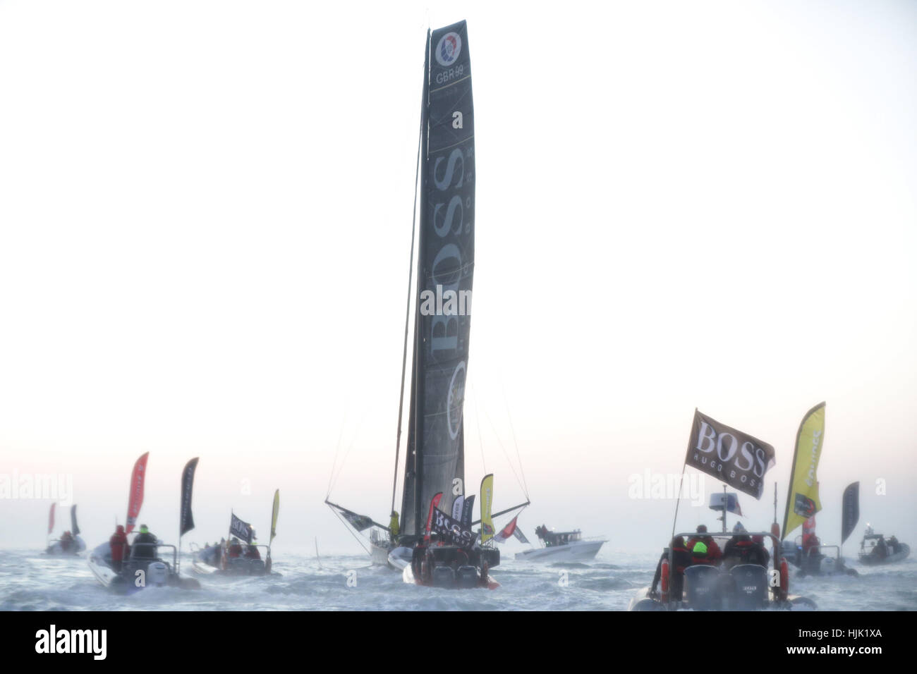 Britischer Seemann Alex Thomson Boot Hugo Boss (Mitte) wird von Medien und Unterstützung Handwerk flankiert, wie er in der zweiten in der Vendee Globe-Rennen in Les Sables d ' Olonne, Westfrankreich kommt. PRESSEVERBAND Foto. Bild Datum: Freitag, 20. Januar 2017. Bildnachweis sollte lauten: Yui Mok/PA Wire Stockfoto