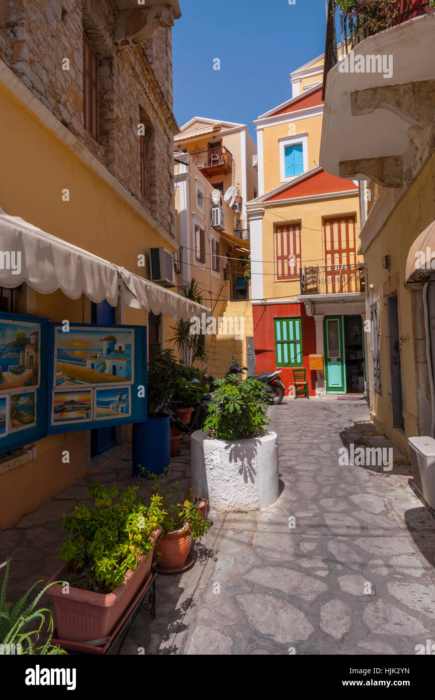 Die schmalen Einkaufsstraße hinter dem Hafen in Simi Griechenland Stockfoto