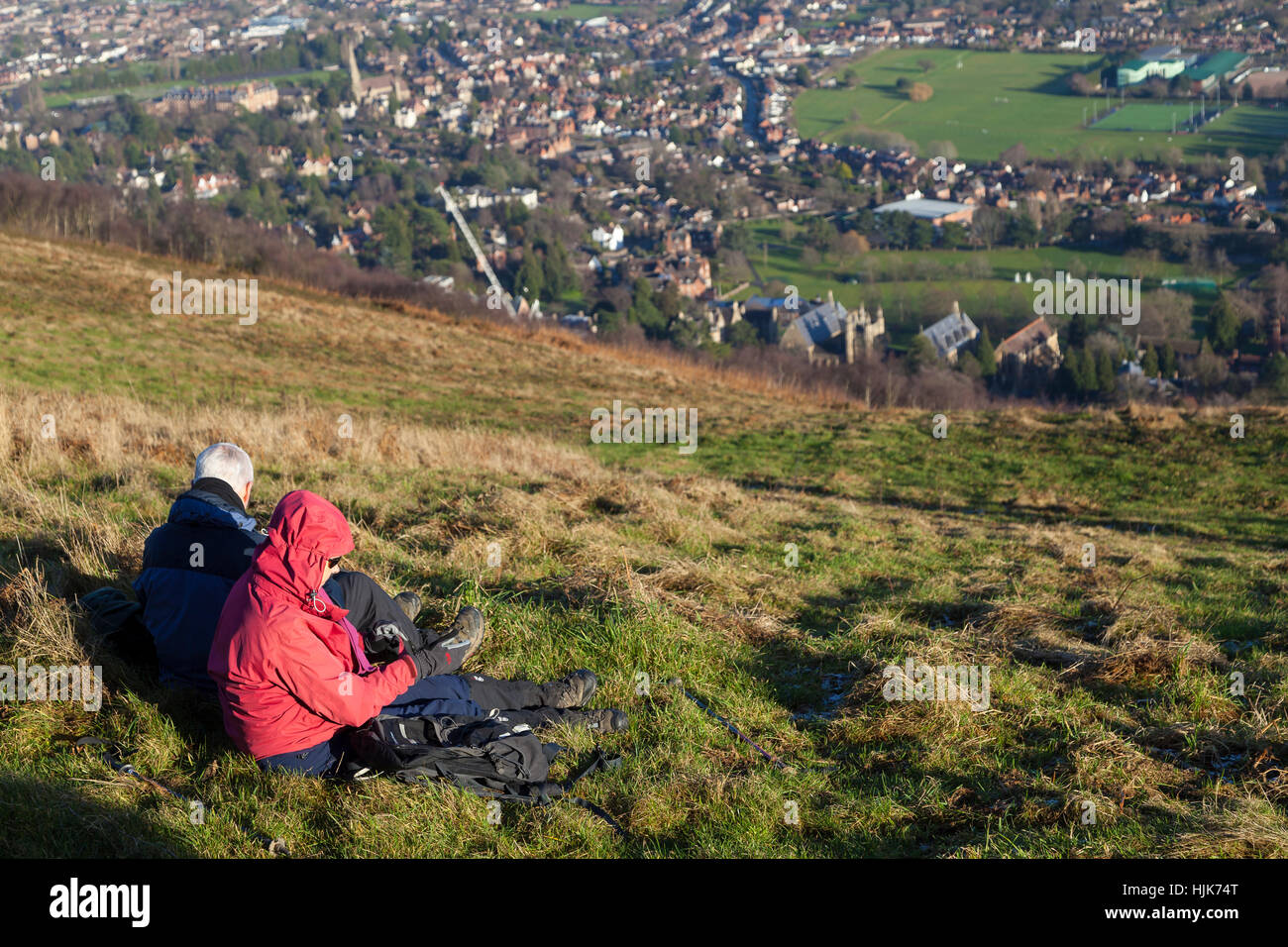 Zwei Menschen auf einer Bank mit Blick auf Anzeigen. Stockfoto