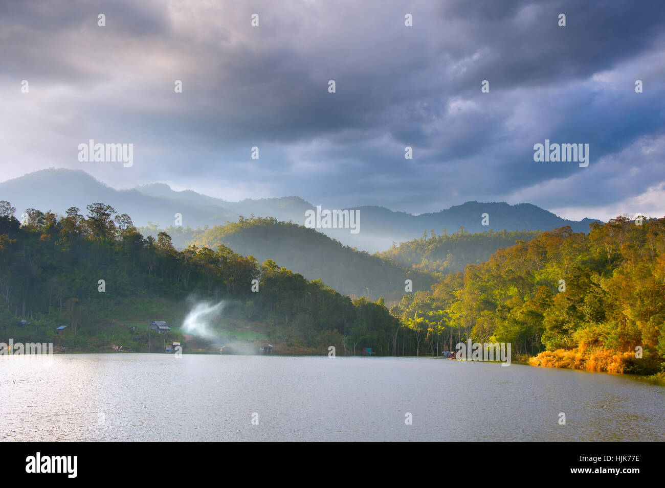 Landschaft mit See, Berge und schöne Wolken. Nord-Thailand. Pai Stockfoto