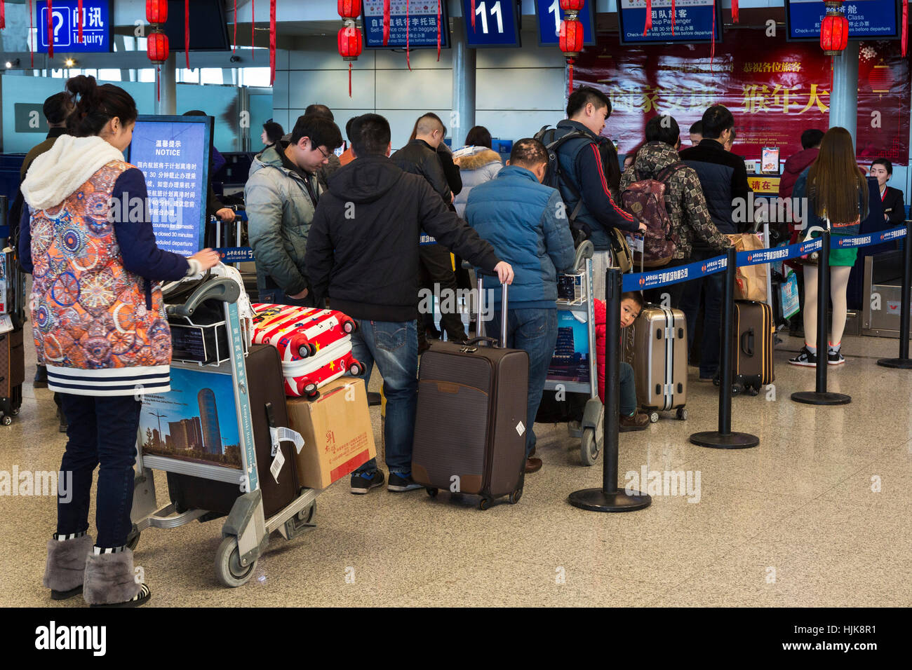 Chinesische Passagiere beim Check-in Schalter am Flughafen Yinchuan Hedong Provinz Ningxia, China Stockfoto