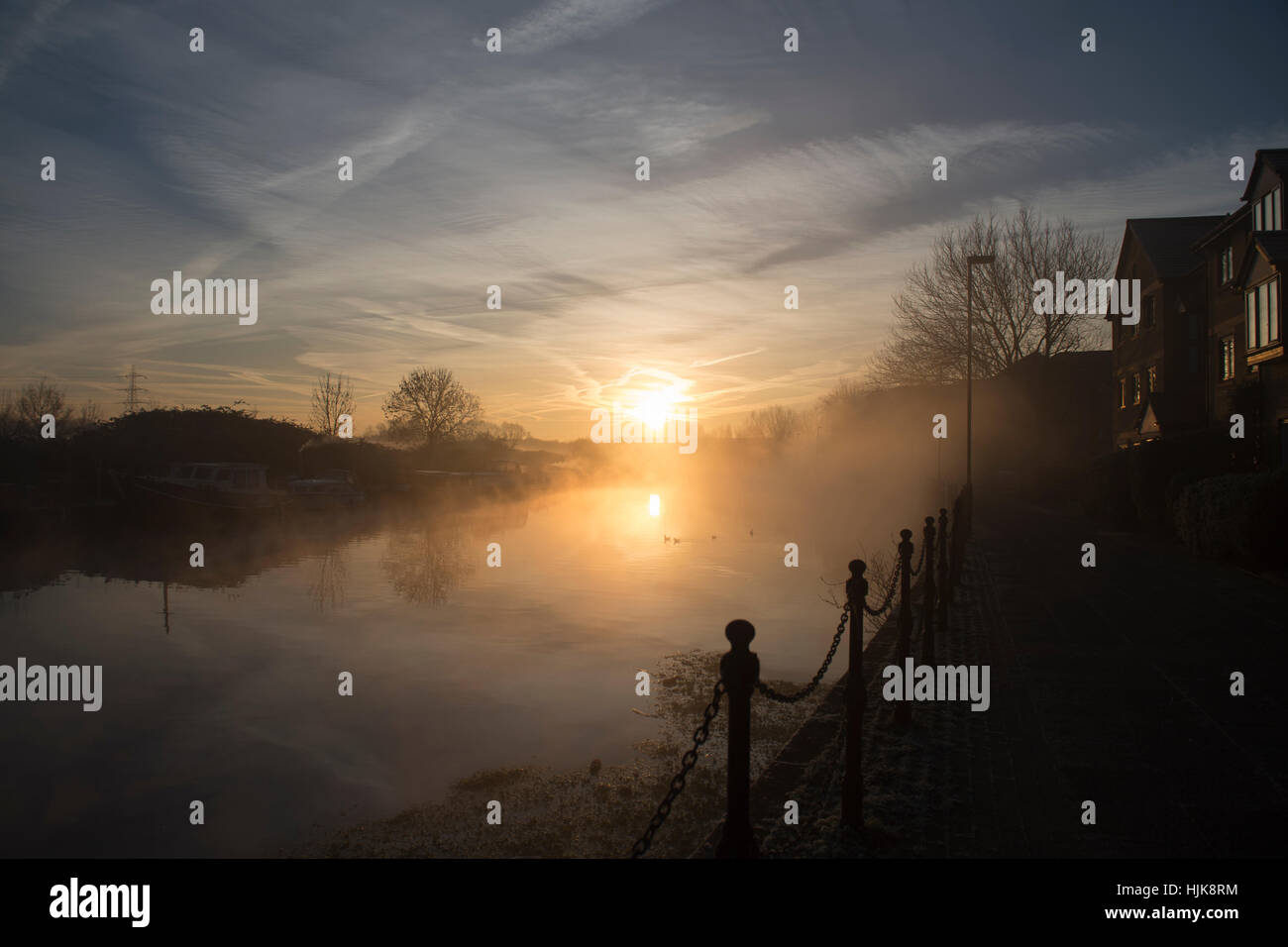 Sonnenaufgang über dem Fluss Lea in Hackney, Nord-London Stockfoto