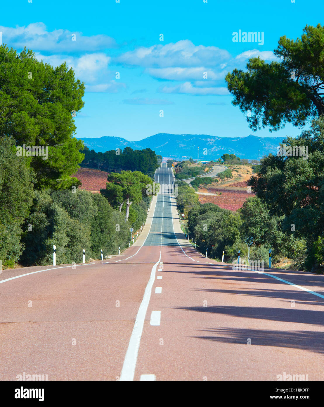 Leerer Landstraße in den Sonnenschein Tag. Spanien Stockfoto