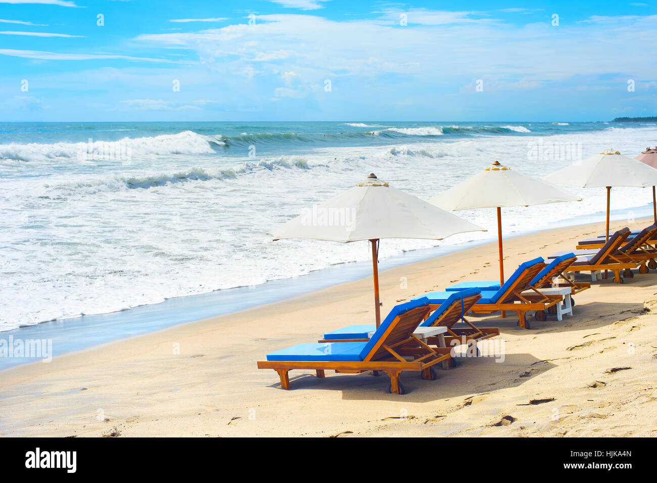 Leere Liegestühle am Strand Bali Insel. Indonesien Stockfoto