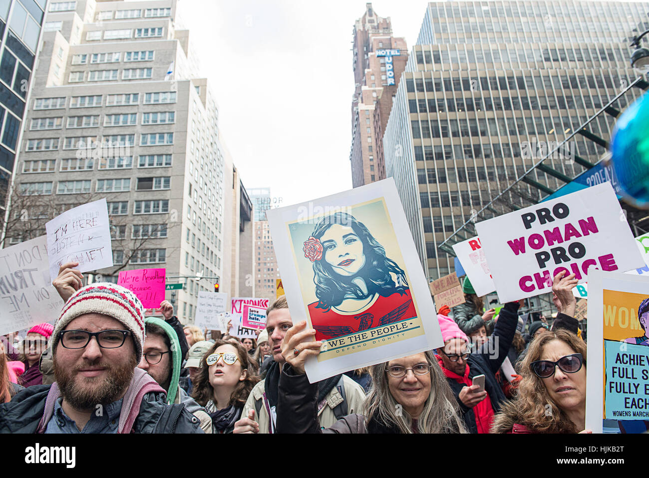 Demonstranten in der Frauen Marsch, der am 21. Januar 2017 in New York City stattfand. Stockfoto