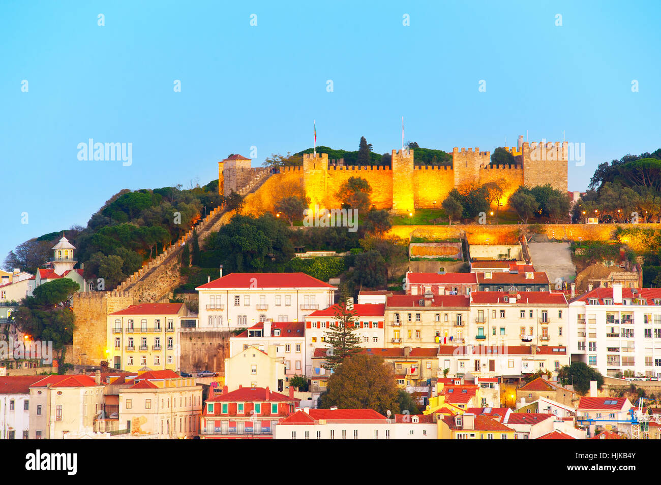 Lissabon-Burg auf dem Gipfel eines Hügels in der Dämmerung. Lissabon, Portugal Stockfoto