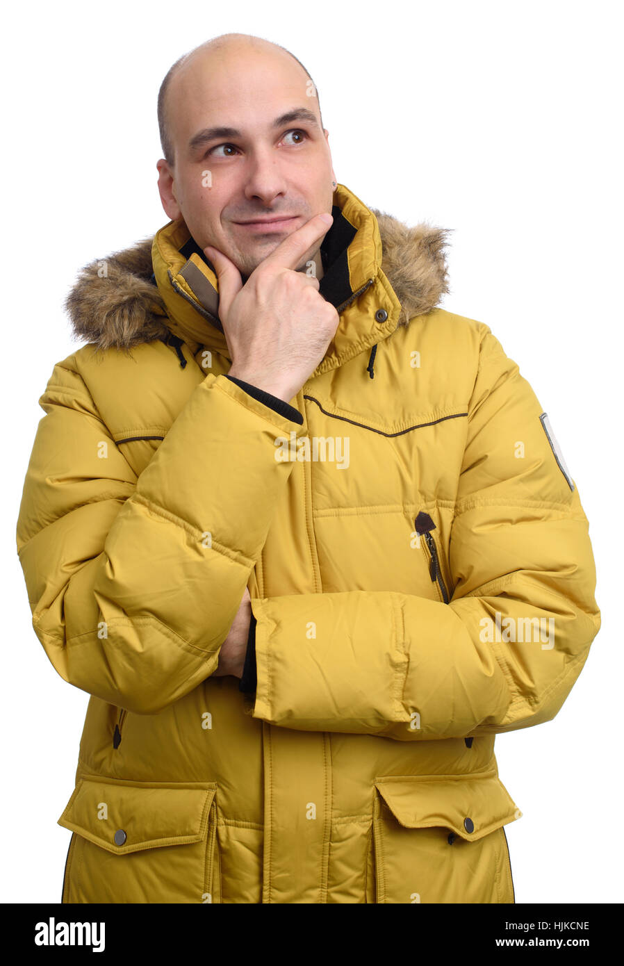 Glatze Mann trägt eine gelbe Winterjacke isoliert auf weißem Hintergrund Stockfoto