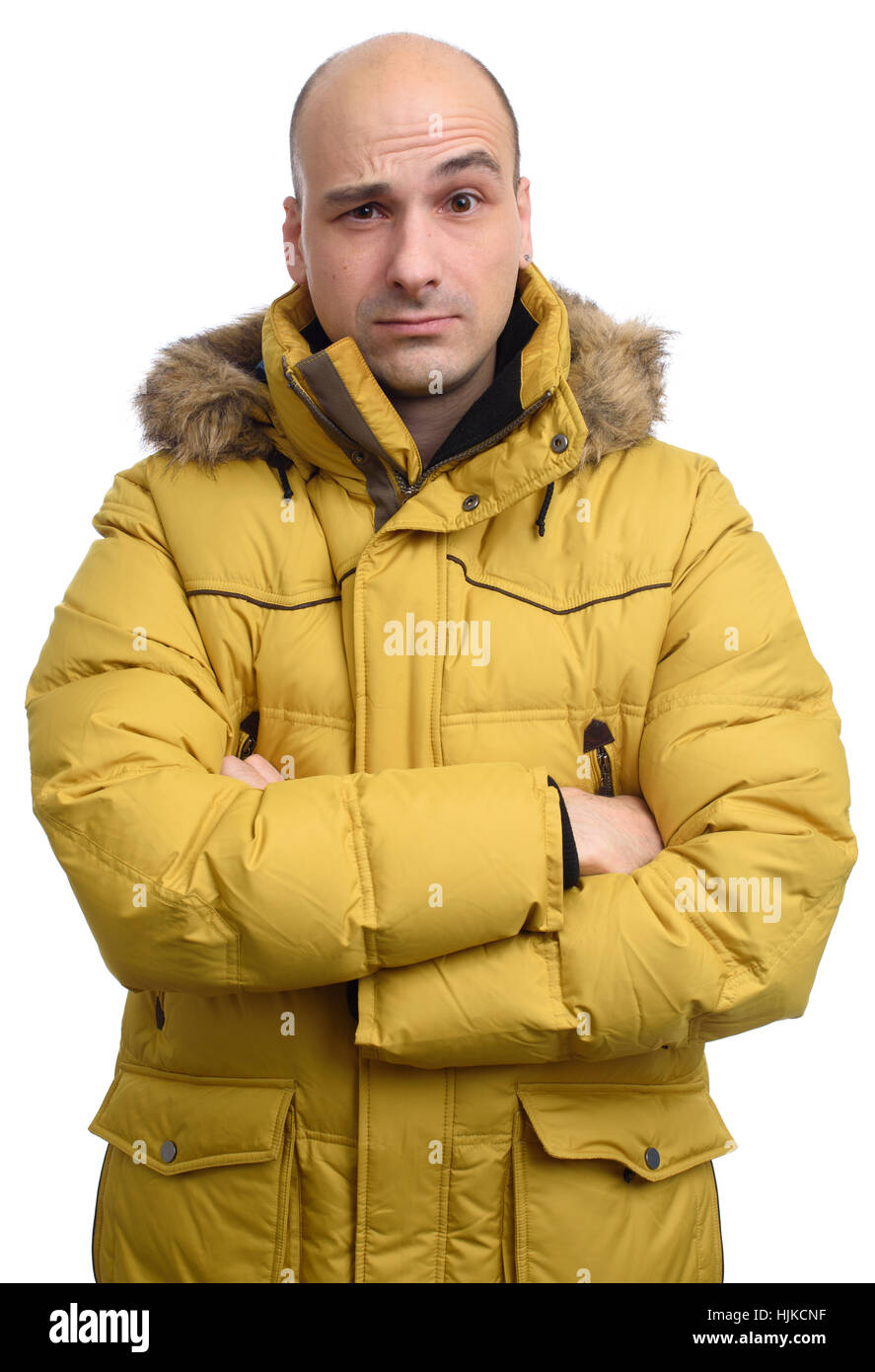 Mann trägt gelbe Winterjacke verwechselt. Isoliert auf weiss Stockfoto