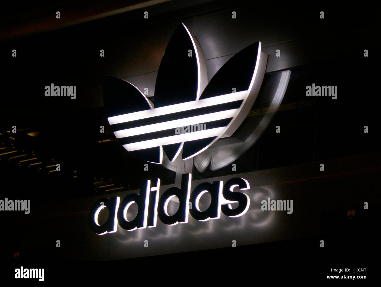 Das Logo der Marke "Adidas", Berlin. Stockfoto