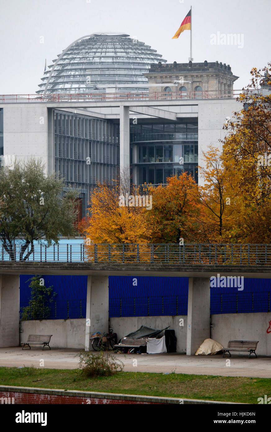 Obdachlose, Skyline von Berlins Regierungsviertel Mit der Kuppel des Reichstagsgebaeudes, Berlin-Tiergarten. Stockfoto