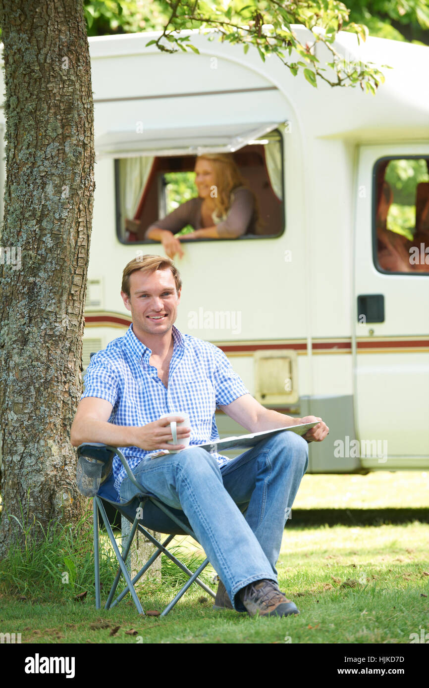 Mann außerhalb Mobilheim im Urlaub entspannen Stockfoto Mann außerhalb Mobilheim im Urlaub entspannen Stockfoto