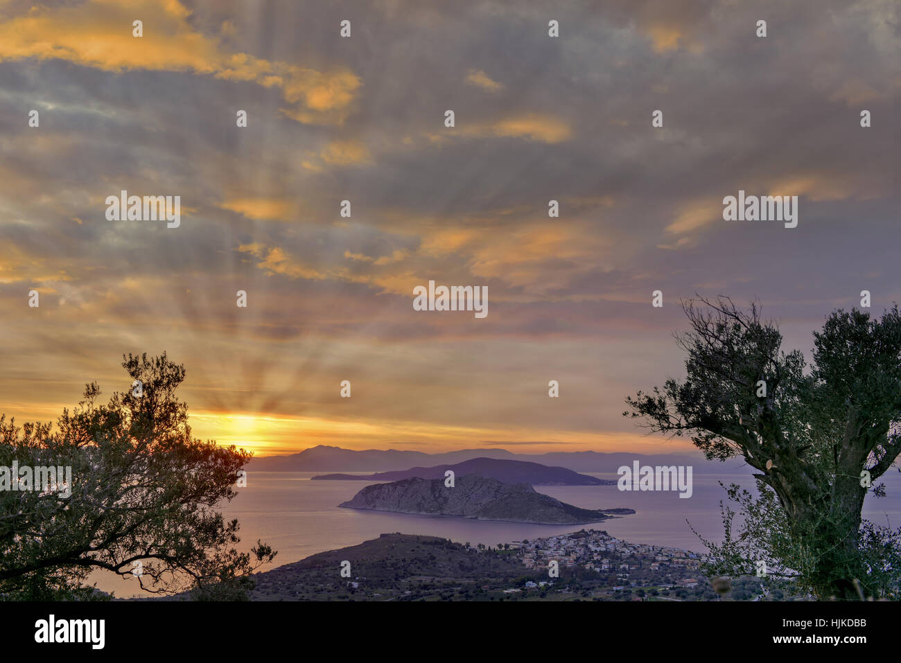 Sonnenuntergang in Perdika Village und Moni Inselchen in der Aegina Insel im Saronischen Golf, in der Nähe von Athen, Griechenland Stockfoto