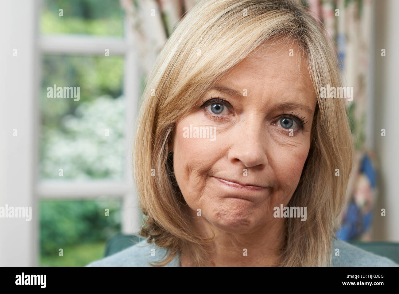 Kopf und Schultern Porträt des unglücklichen Reife Frau zu Hause Stockfoto