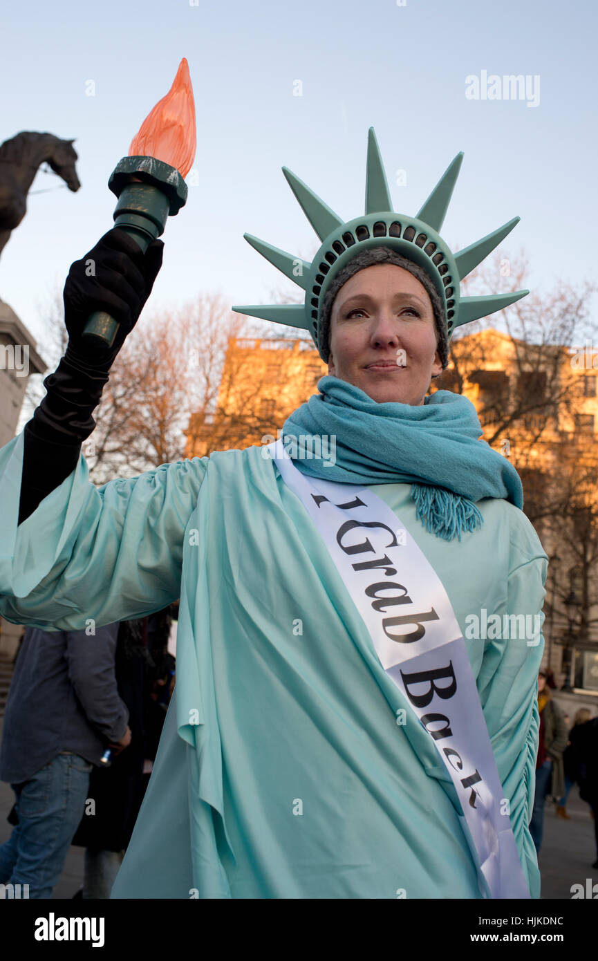 Frauen Anti-Trump März. Eine Frau gekleidet wie die Statue of Liberty eine Schärpe, die sagt hat "Ich schnappe mir zurück". Stockfoto