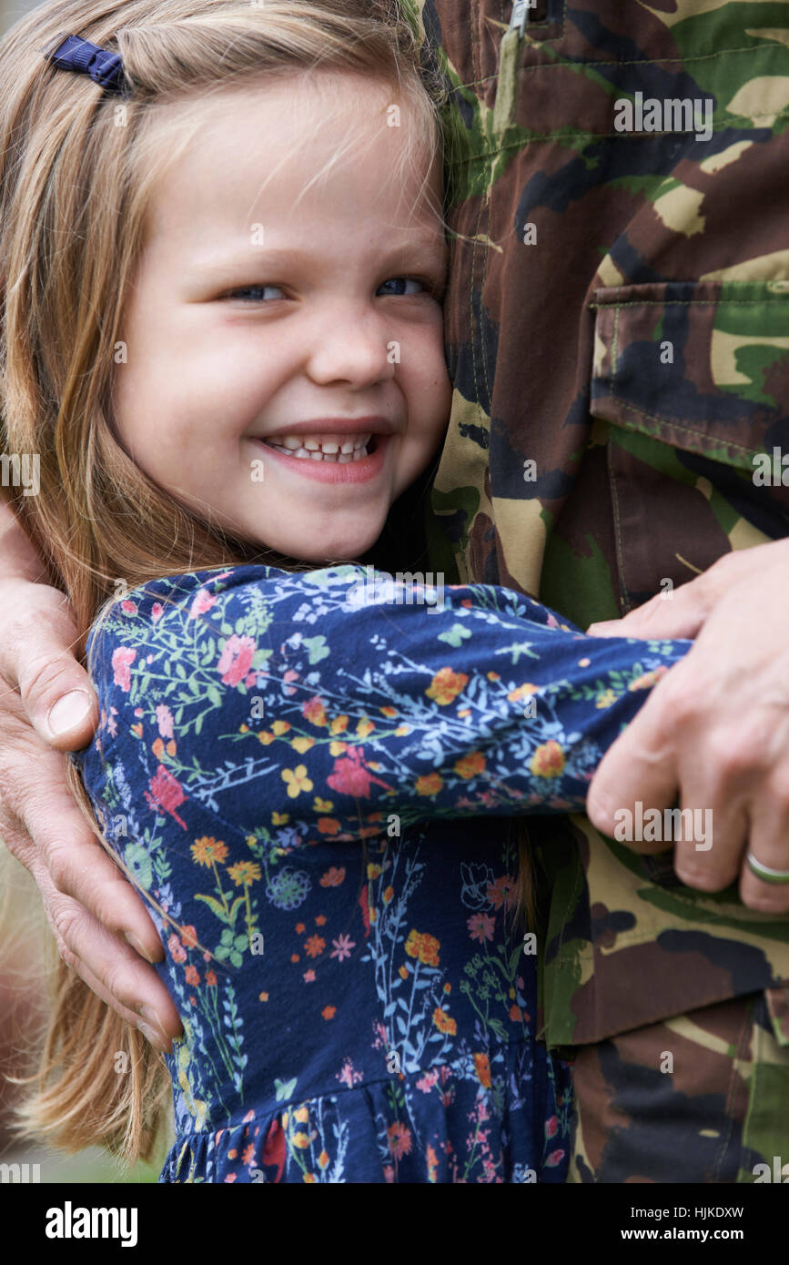 Soldat beurlaubt wird von Tochter umarmt Stockfoto