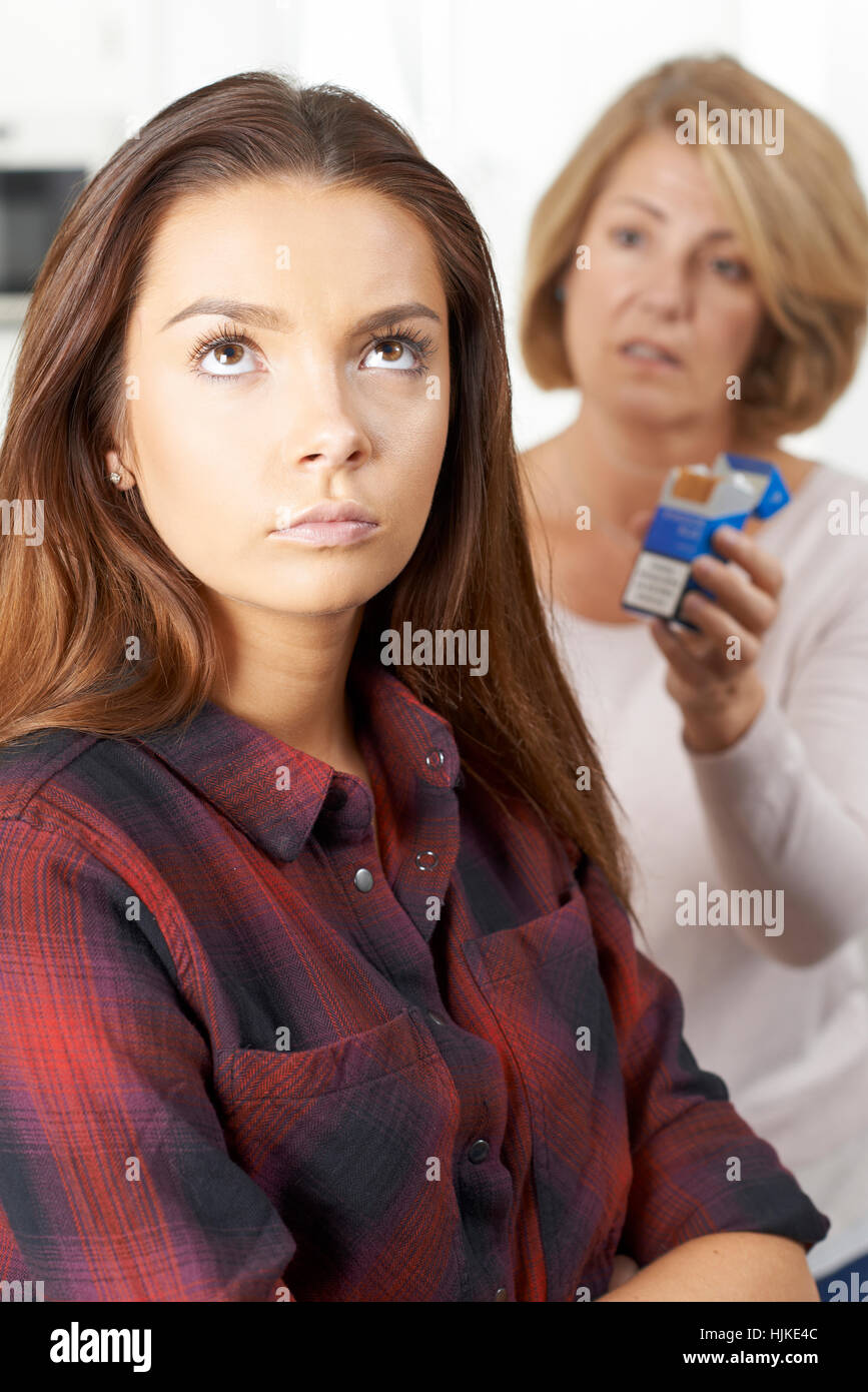 Mutter, Tochter im Teenageralter über Gefahren des Rauchens zu sprechen Stockfoto