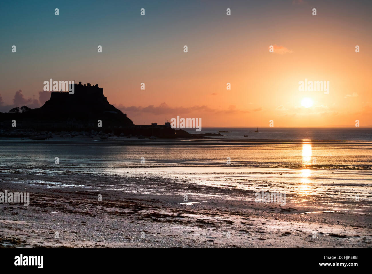 Sonnenaufgang über dem Mont Hochmuts Burg, Jersey, Kanalinseln. 08.04.15. Stockfoto