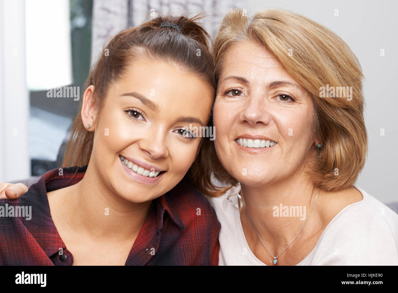 Porträt von Reife Mutter mit Tochter im Teenageralter Stockfoto