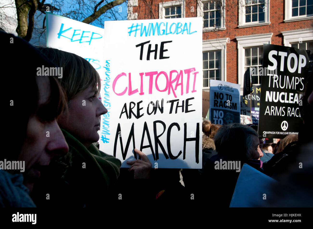 Frauen Anti-Trump März, London.Placard sagen, "die Clitorati sind unterwegs". Stockfoto