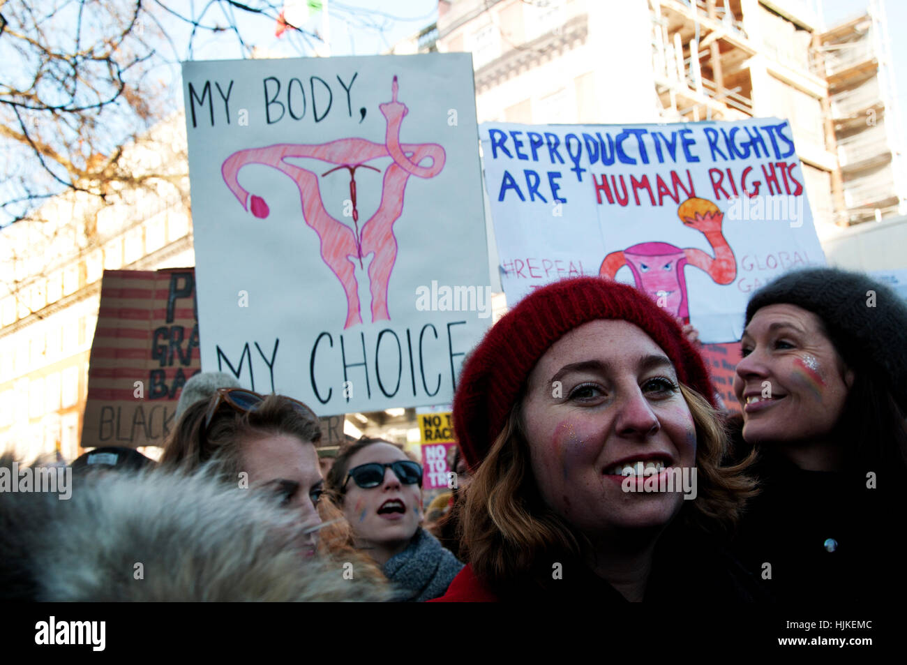 Frauen Anti-Trump März, ein Plakat mit einer Zeichnung der weiblichen Genitalien geben die Finger und die Worte "Mein Körper, meine Wahl". Stockfoto