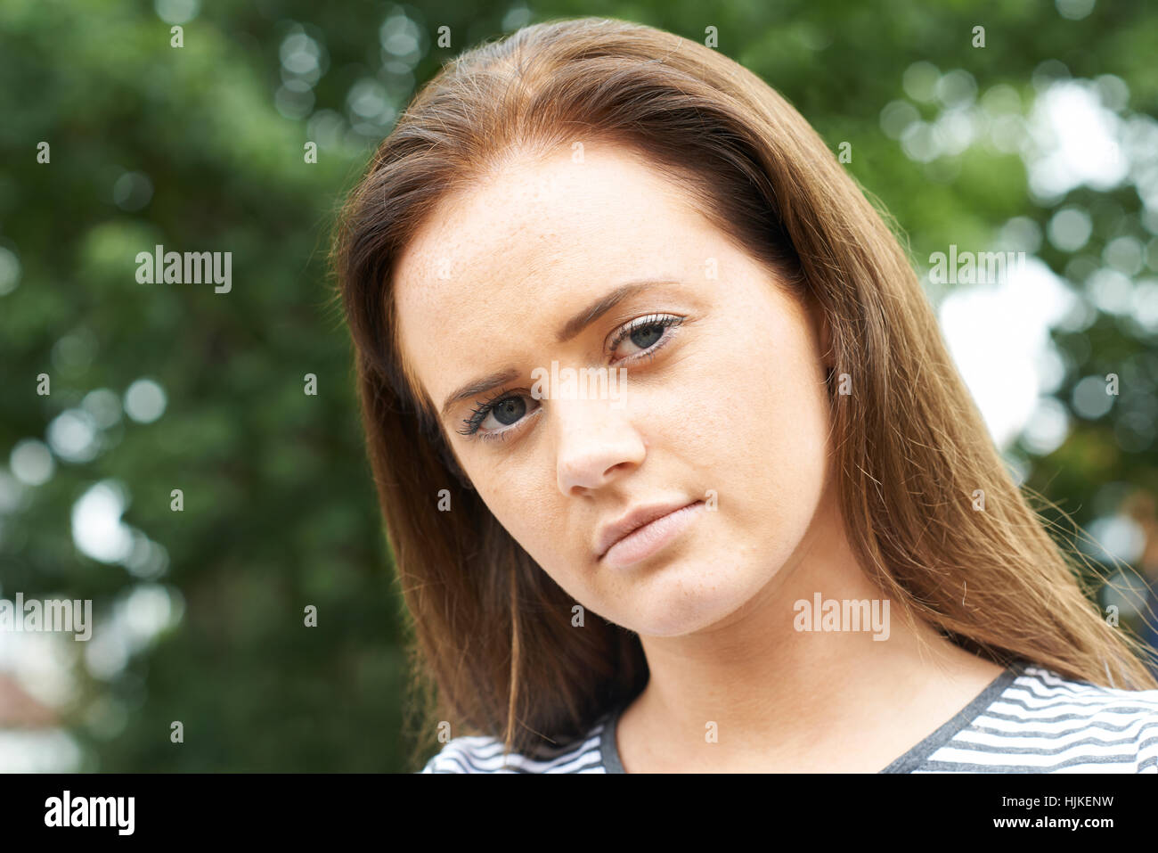 Kopf und Schultern Porträt von Ernst Teenager-Mädchen Stockfoto