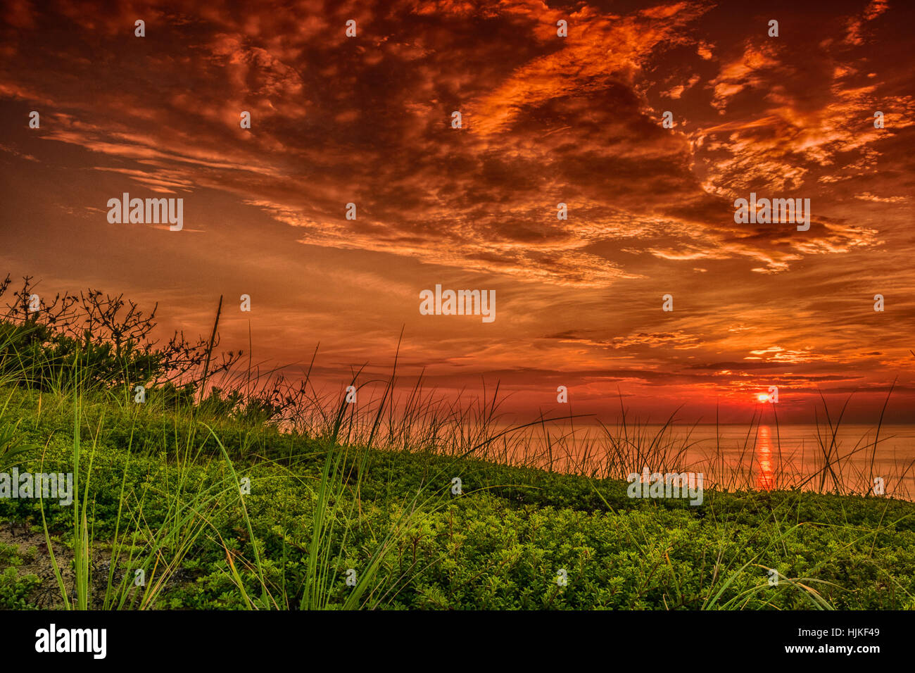 Ein Brillant Kupfer Sonnenaufgang vor dem Sturm eingelebt. Stockfoto