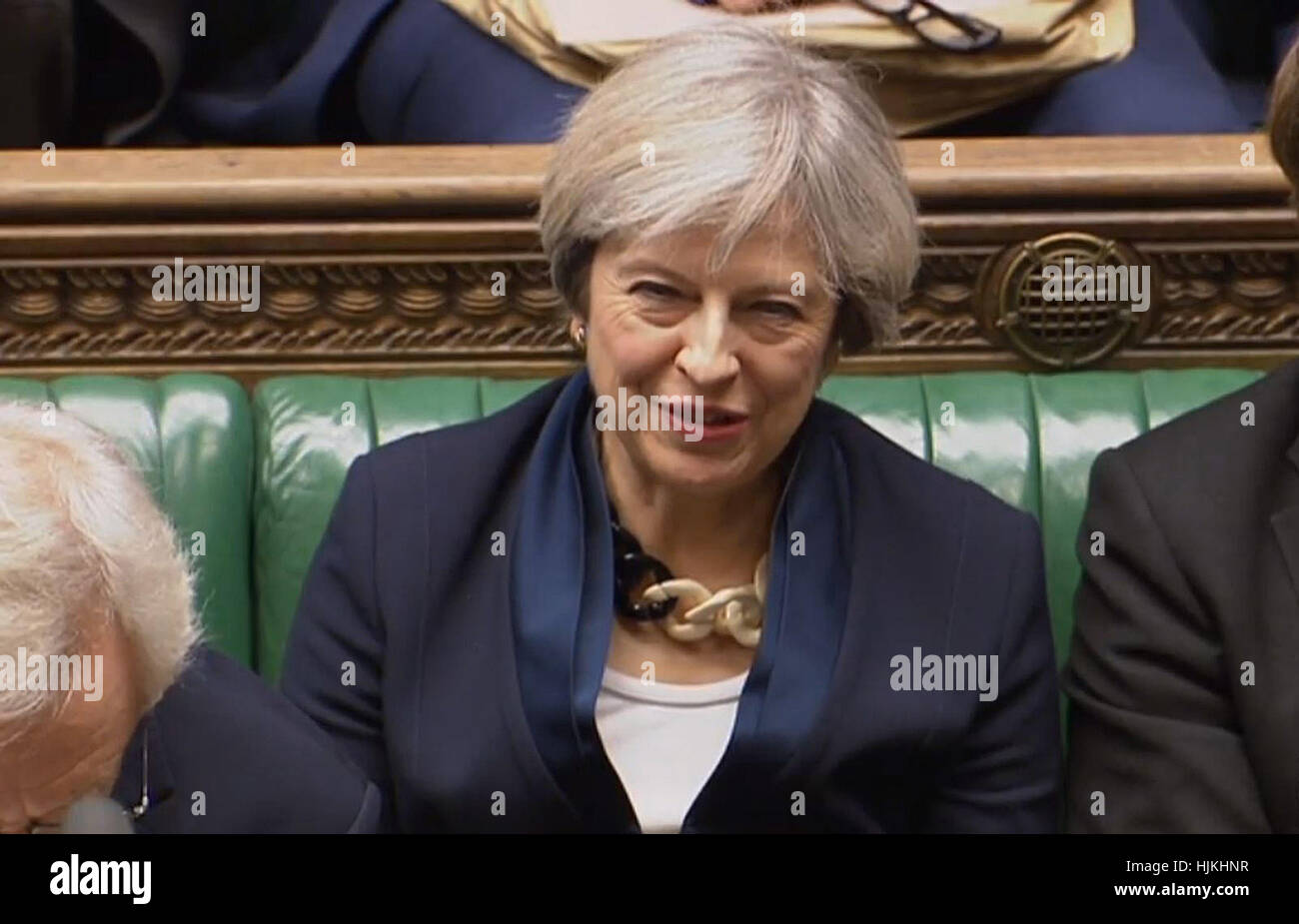 Premierminister Theresa May schaut zu, wie Schatten Austritt Sekretär Keir Starmer im House Of Commons, London, nach der Niederlage der Regierung in einem historischen Hof Schlacht über Brexit spricht. Stockfoto
