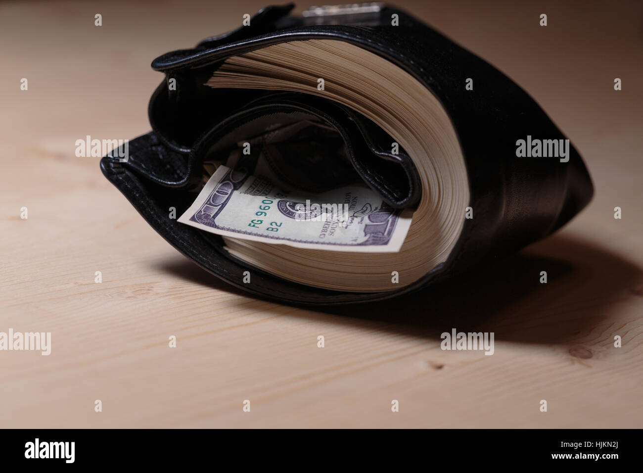 Brieftasche voller Geld. Stockfoto