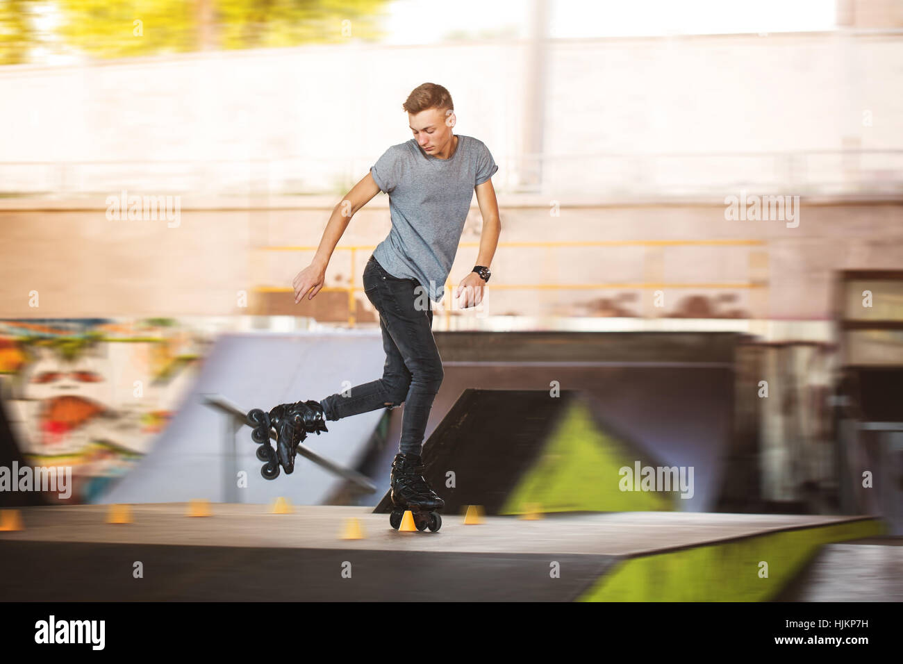 Mann Rollerblading im Skatepark. Stockfoto
