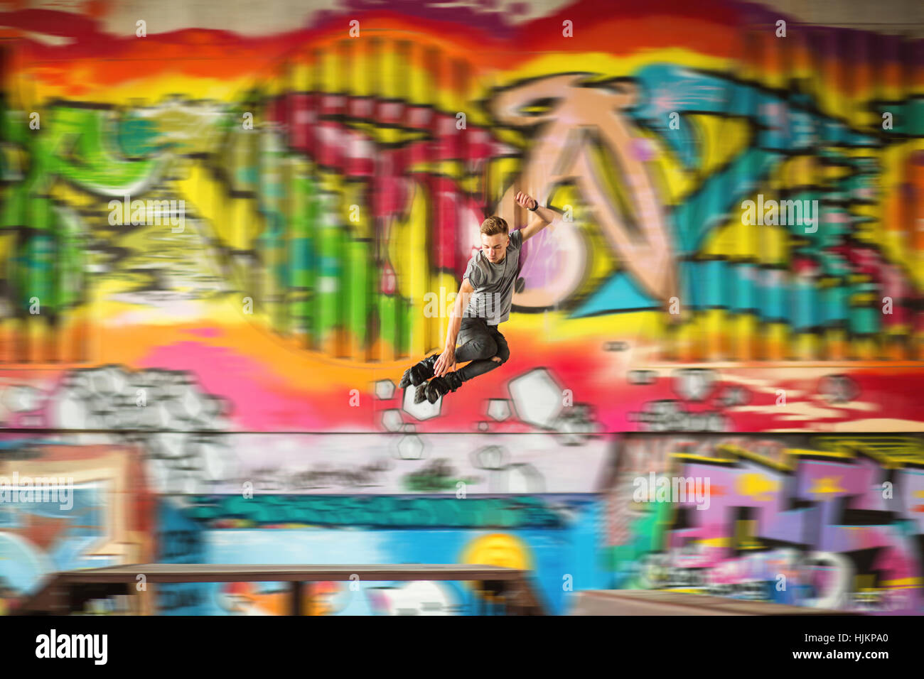 Kerl auf Inline-Skates springen. Stockfoto