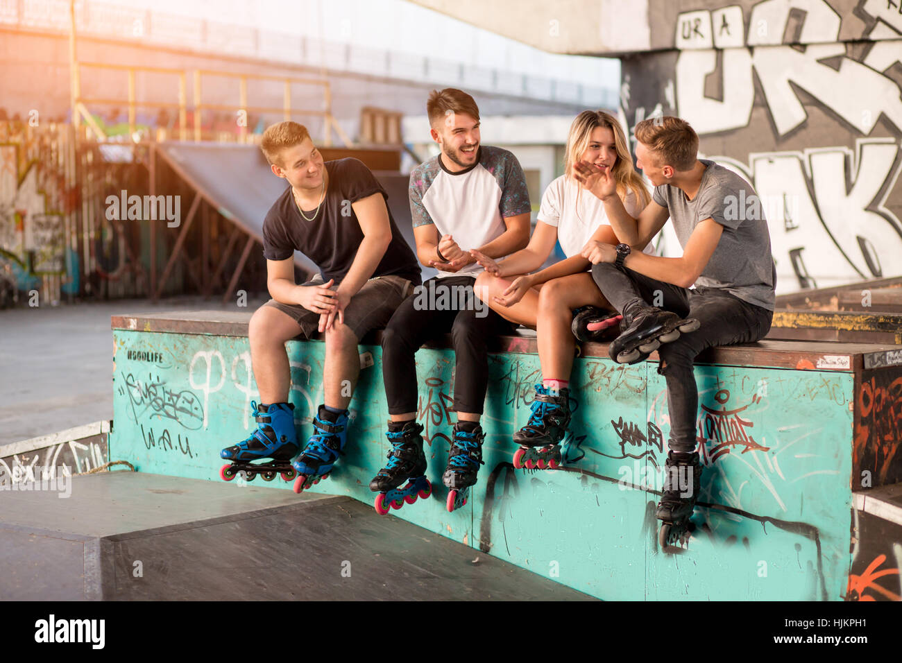 Junge Menschen auf Rollerblades sitzen. Stockfoto