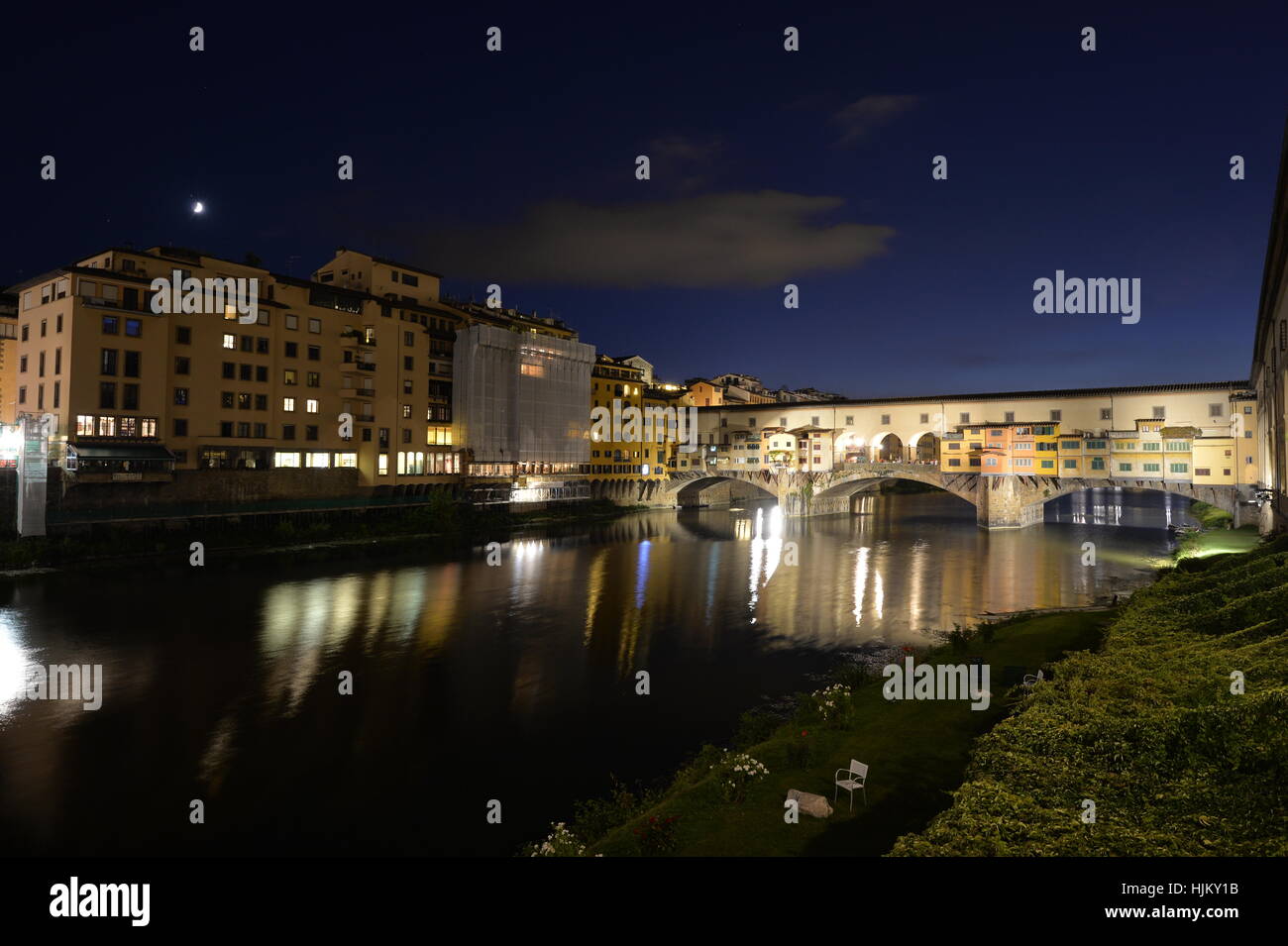 Ponte Vecchio Brücke über den Fluss Arno bei Florenz Nacht beleuchtet Stockfoto