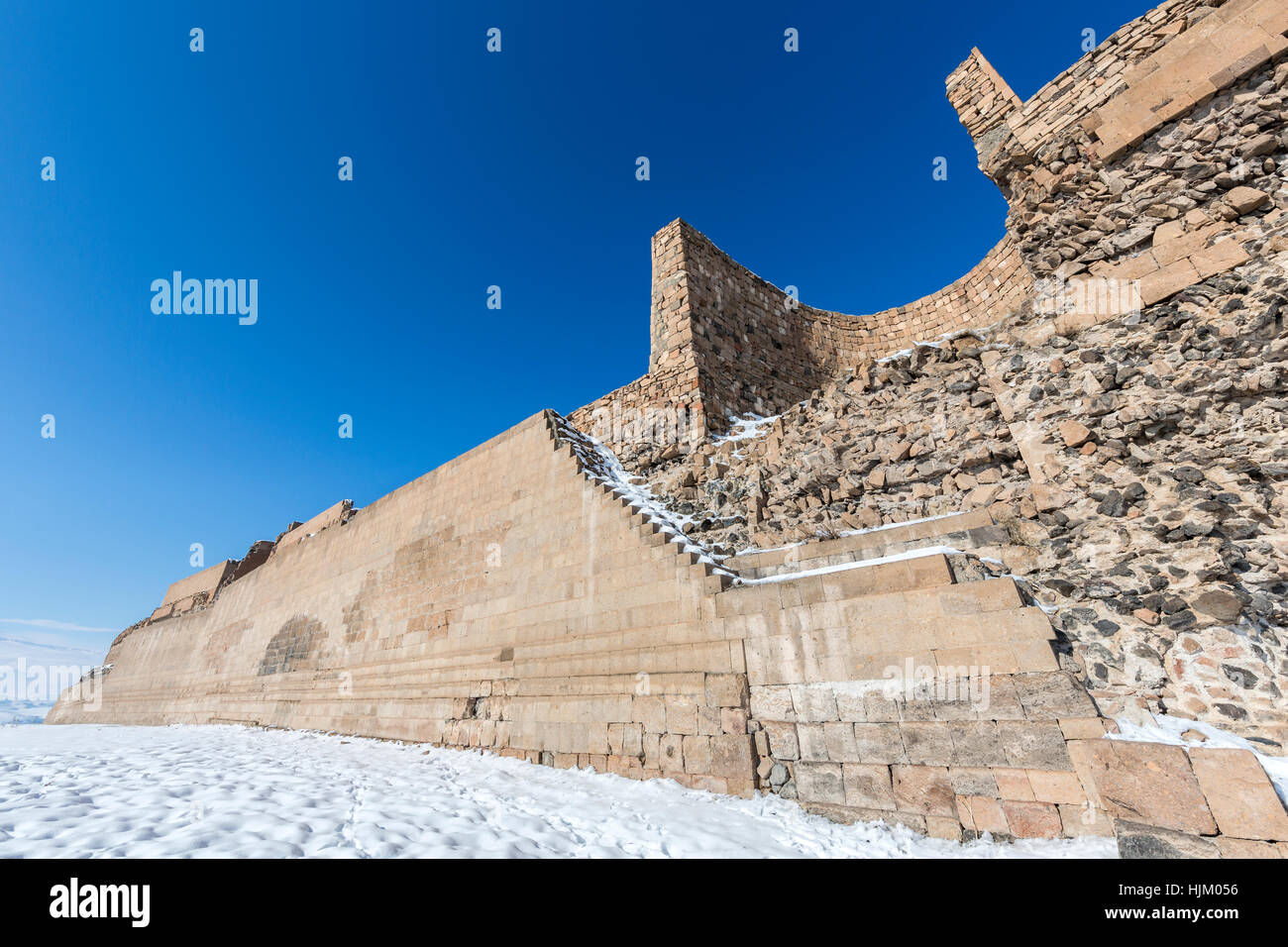 Stadtmauer von Ani. ANI ist eine zerstörten mittelalterlichen armenischen Stadt jetzt in der türkischen Provinz Kars und neben der geschlossenen Grenze zu Armenien. Ein Stockfoto