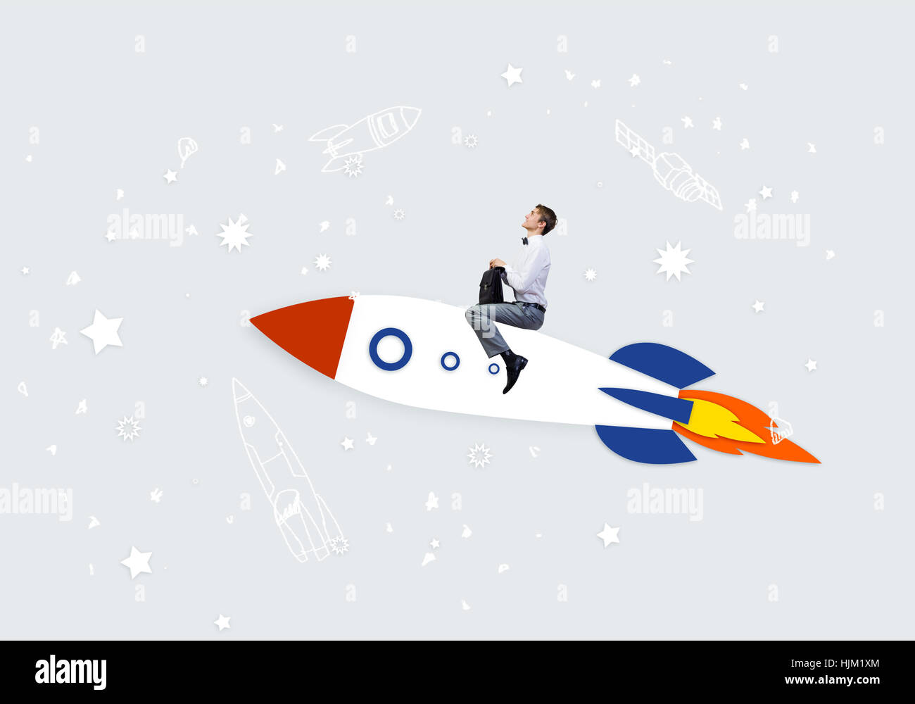 Junger Geschäftsmann Himmel gezeichnete Rakete fliegen Stockfoto