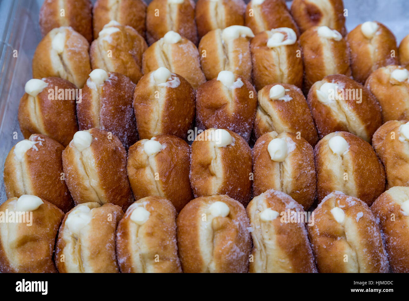 Frisch gebackene Creme gefüllt Donuts in ein Fach in einer Bäckerei Stockfoto