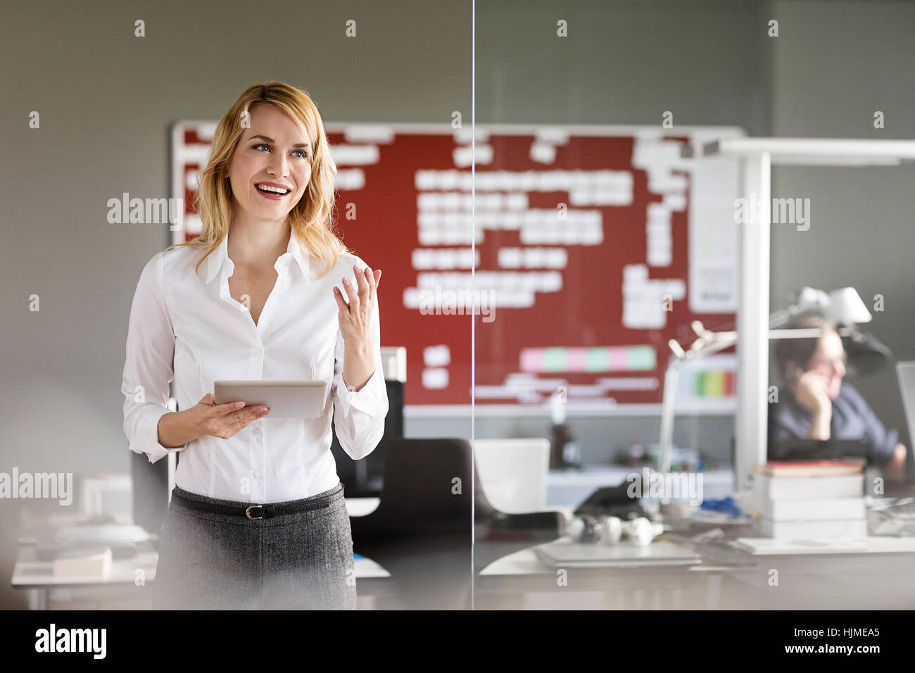 Frau mit Tablet im Büro Stockfoto