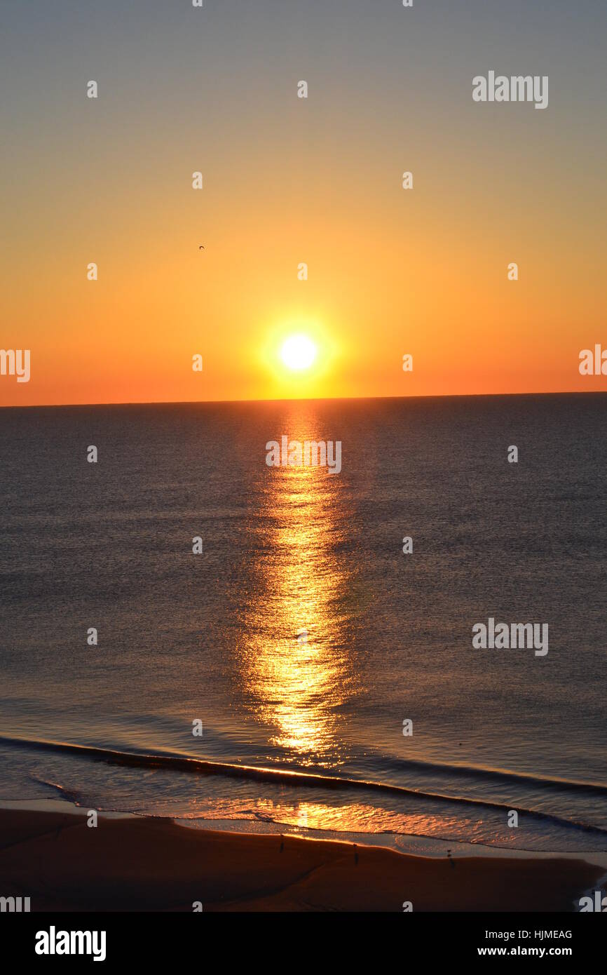 Sonnenuntergang am Strand Stockfoto