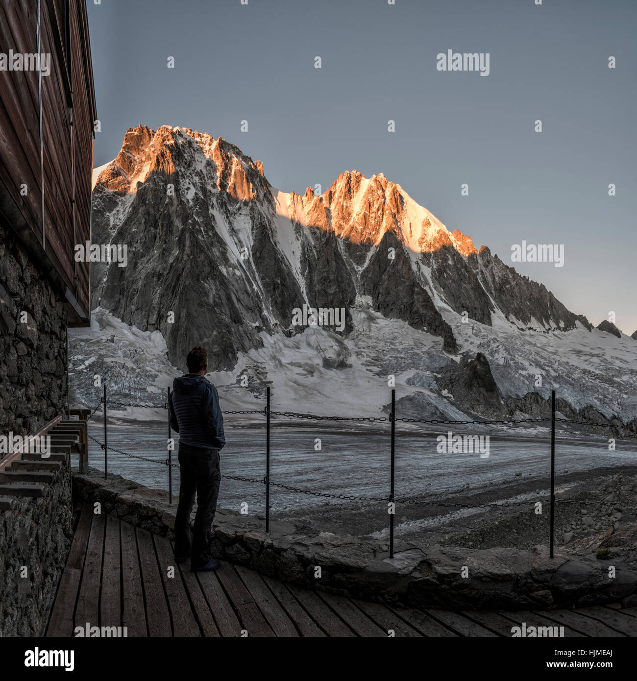 Frankreich, Chamonix, Argentiere Hütte, Les Droites Aiguille Verte, Mann, Blick auf Berggipfel Stockfoto