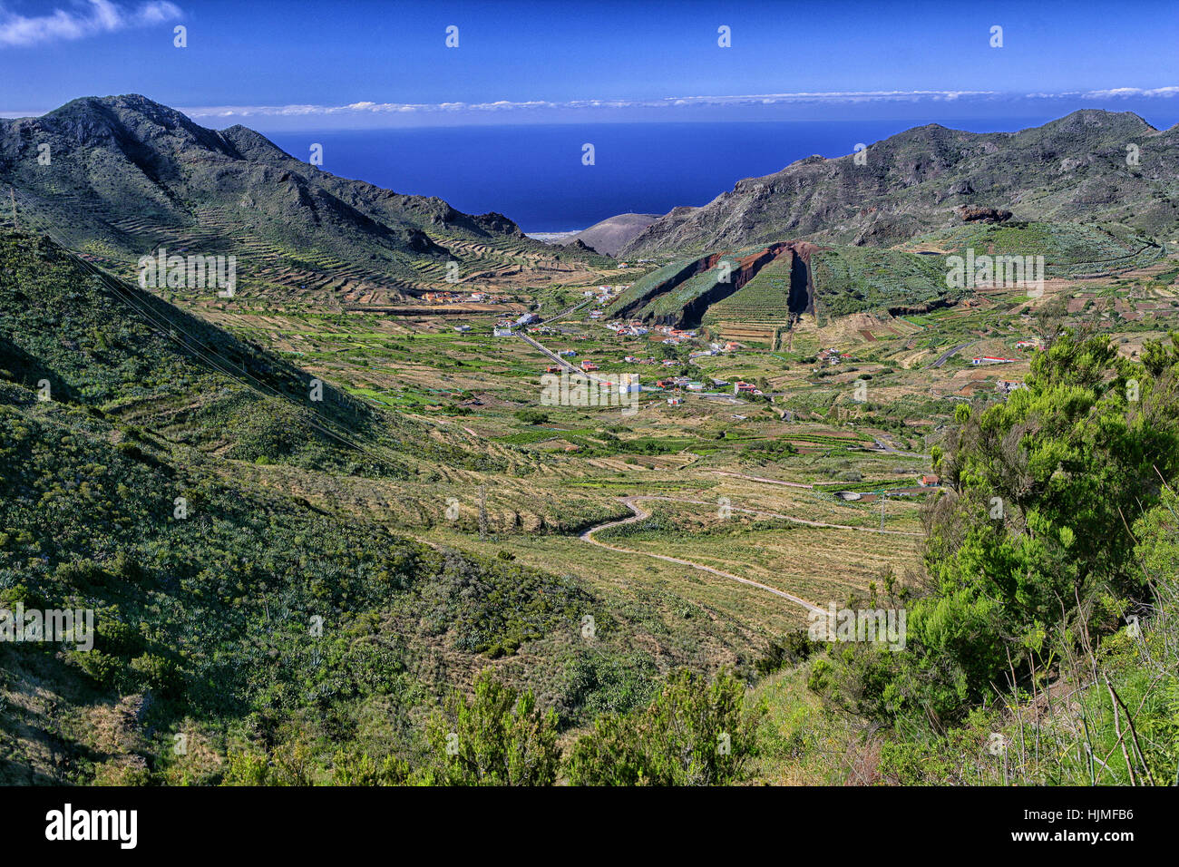 Spanien, Teneriffa, Blick ins Tal von El Palmar und ein Hügel, der Weg für Mutterboden gegraben worden Stockfoto