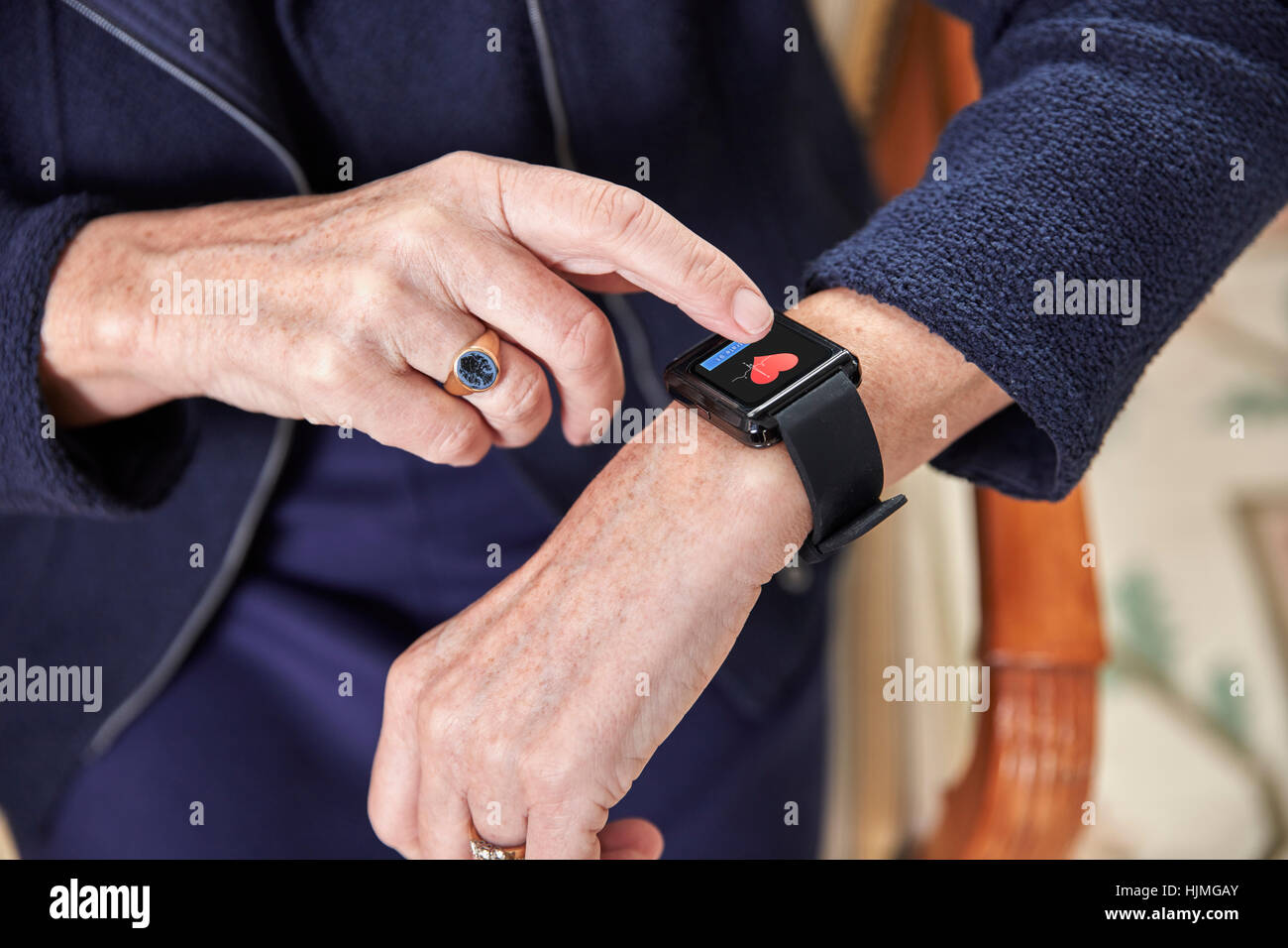 Ältere Frau Prüfung medizinische Daten auf smartwatch Stockfoto