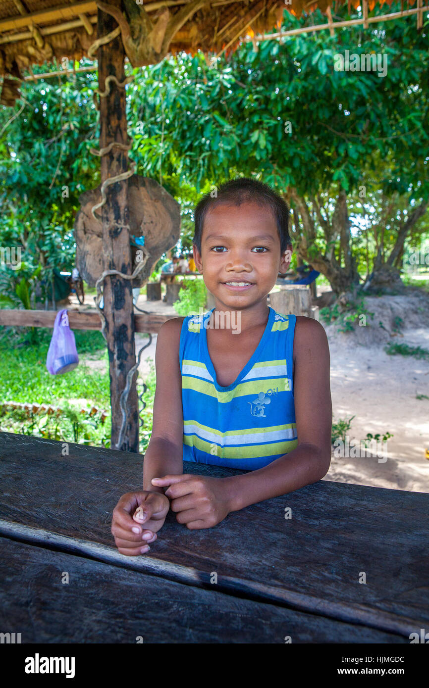 Porträt eines sechsjährigen kambodschanischen Jungen zu Hause in seinem Dorf in der Nähe von Banteay Srei, Königreich Kambodscha. Stockfoto