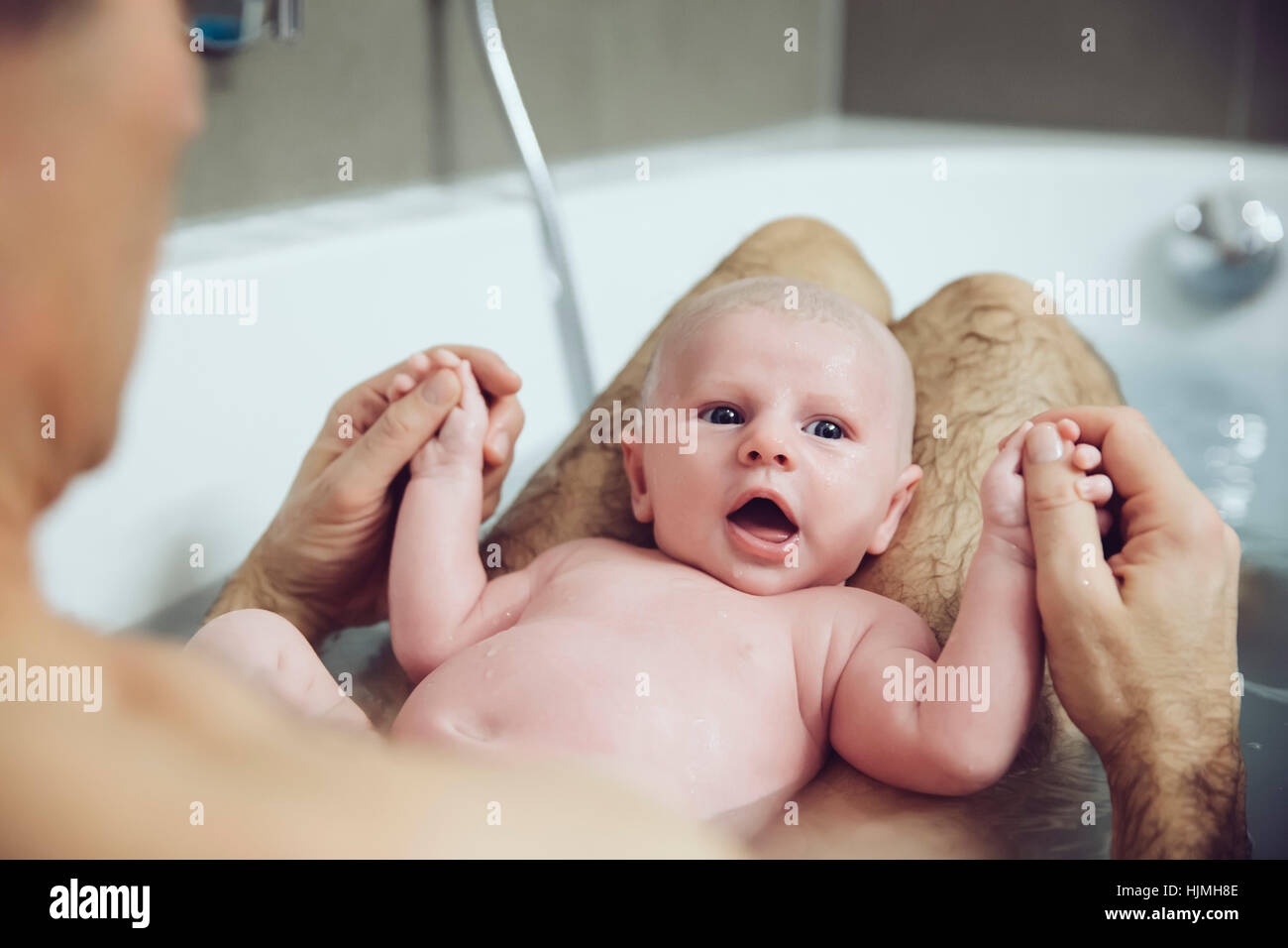 Vater und Baby ein Bad zu nehmen Stockfoto