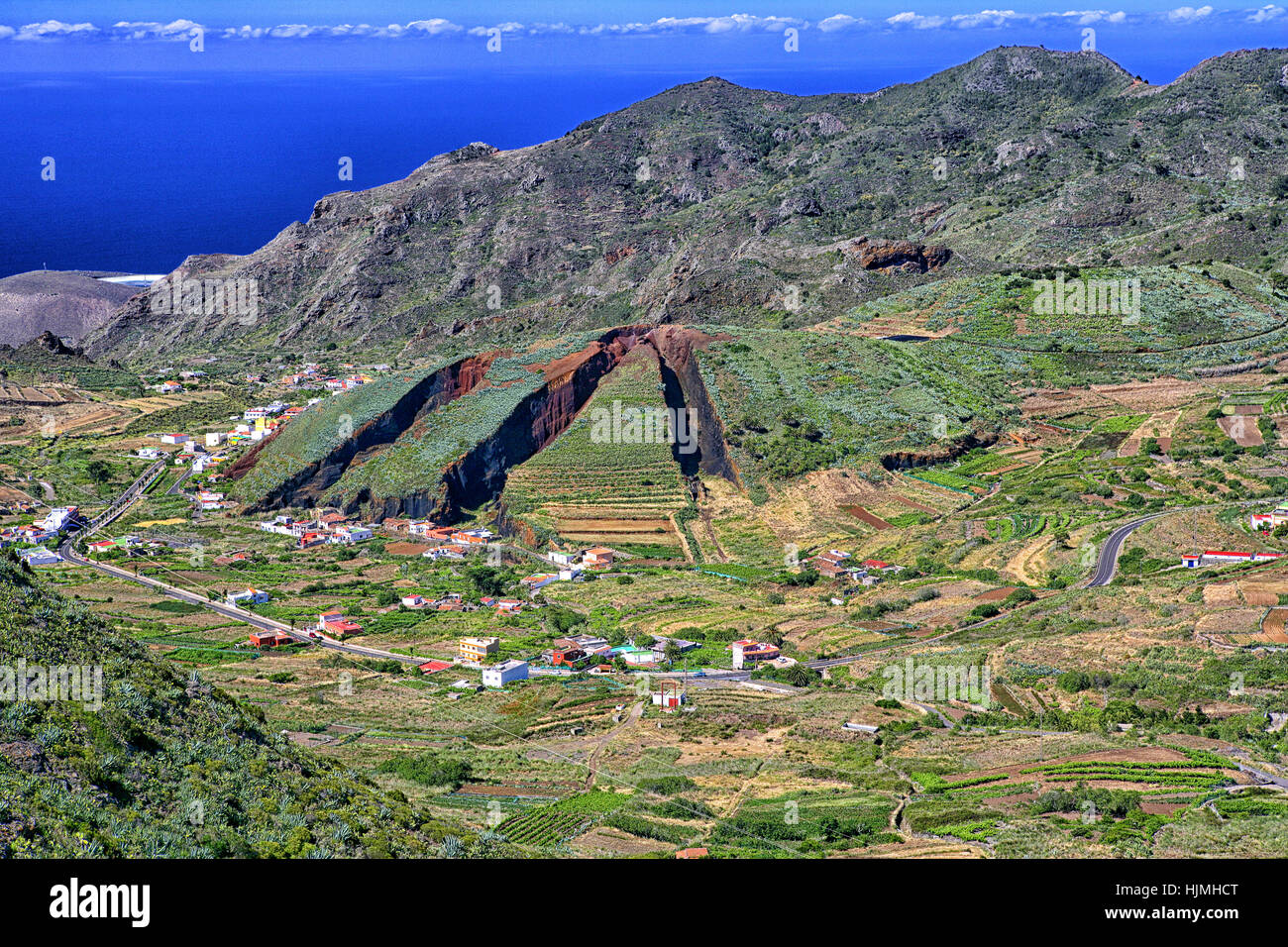 Spanien, Teneriffa, Blick ins Tal von El Palmar und ein Hügel, der Weg für Mutterboden gegraben worden Stockfoto