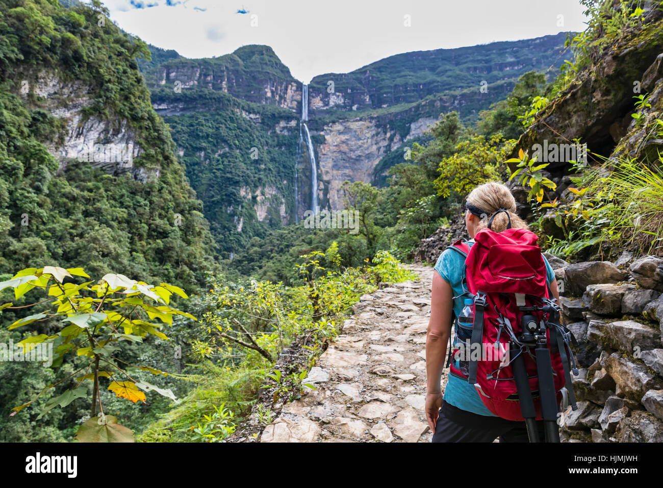 Peru, Amazonas Region, Cocachimba, Tourist am Wanderweg Gocta Wasserfall betrachten Stockfoto
