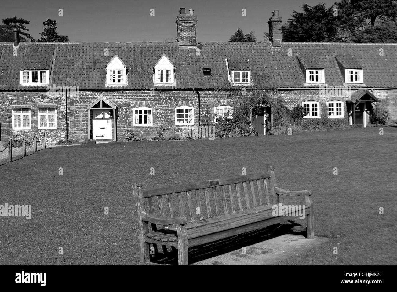 Sommer, Armenhäuser auf dem Dorfplatz, Heacham Village, North Norfolk; England; UK Stockfoto