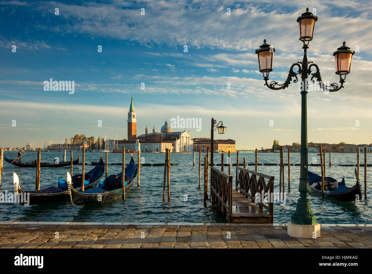 Am Abend Sonnenlicht auf Gondeln und San Giorgio Maggiore, Venedig, Veneto, Italien Stockfoto