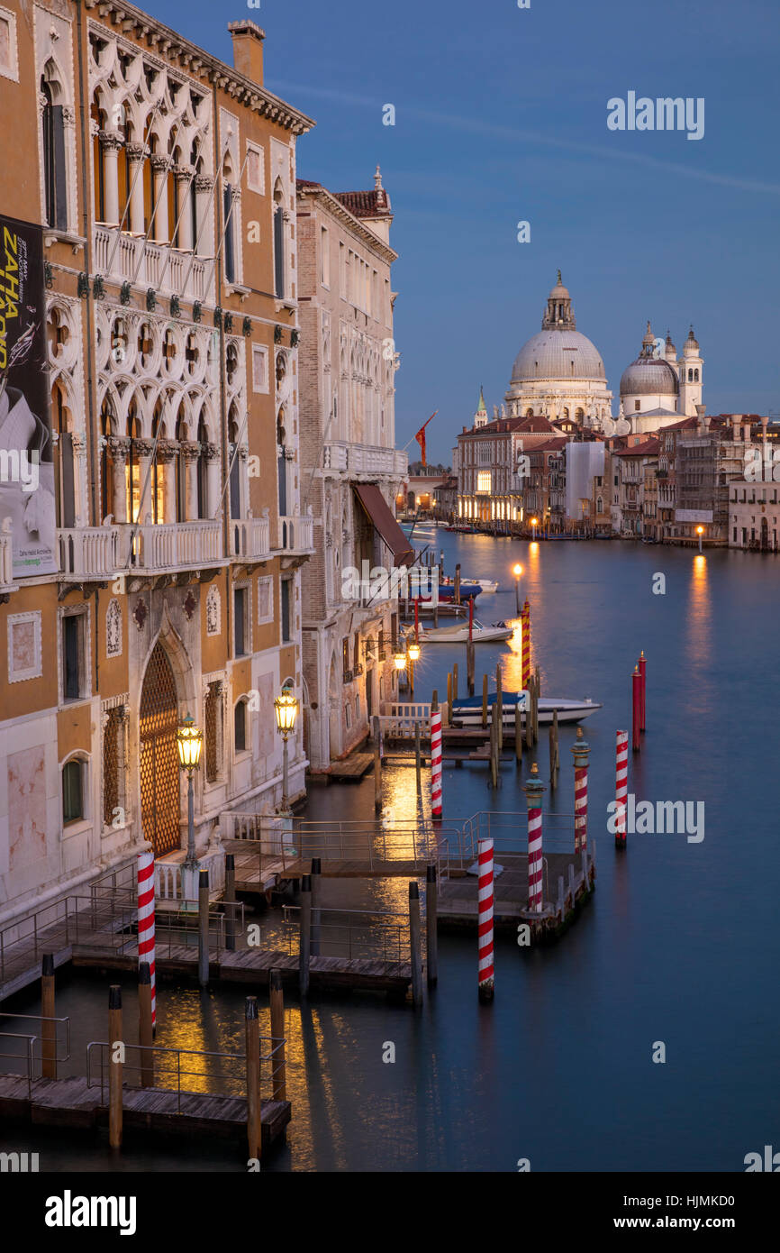 Twilgiht über die Gebäude entlang des Canal Grande mit Santa Maria della Salute über Venedig, Veneto, Italien Stockfoto